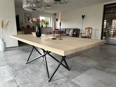 Esstisch mit massiver Eichenplatte und schwarzen Industrietischbeinen