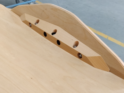 individuell, gefertigte Formteile aus zertifizierten Buchenholz für Sortier-Kippschalen mit Bohrungen zur Befestigung