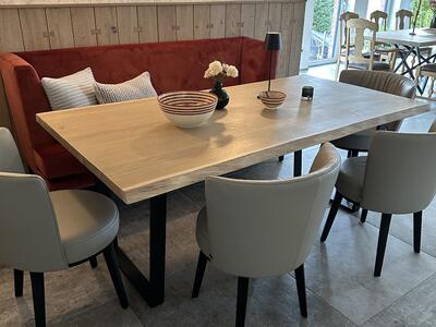 Esstisch mit massiver Eichenplatte mit Baumkante und Industrietischbeinen