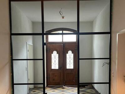 schwarze Lofttür mit Seitenteil und Oberlicht