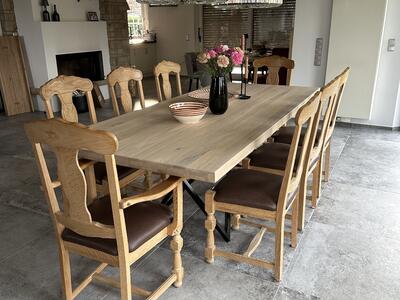 Esstisch und -stühle in Eiche, aufgearbeitet